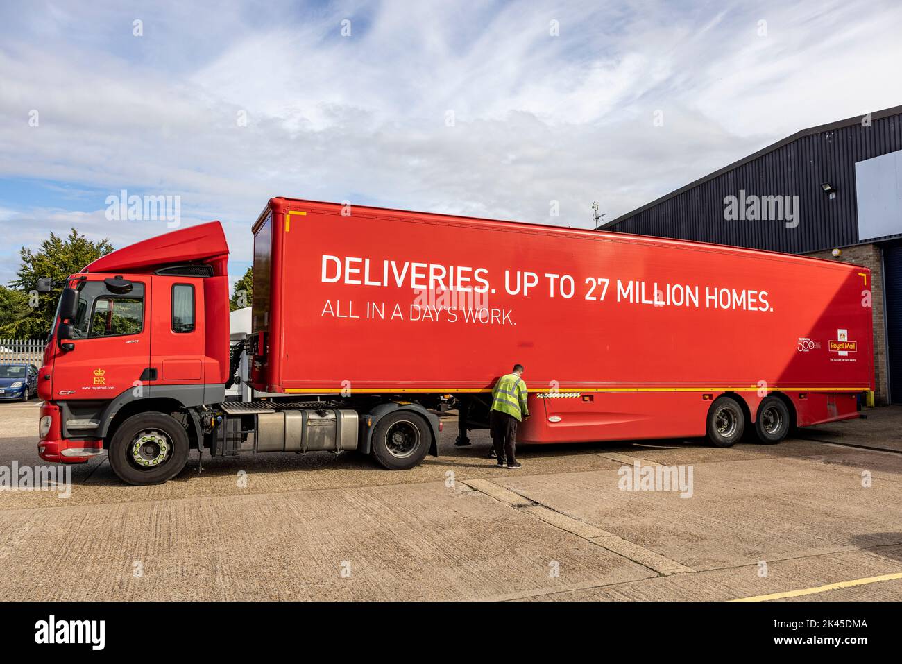 Un très grand camion de Royal Mail annonçant le nombre de livraisons à domicile avec chauffeur présent Banque D'Images
