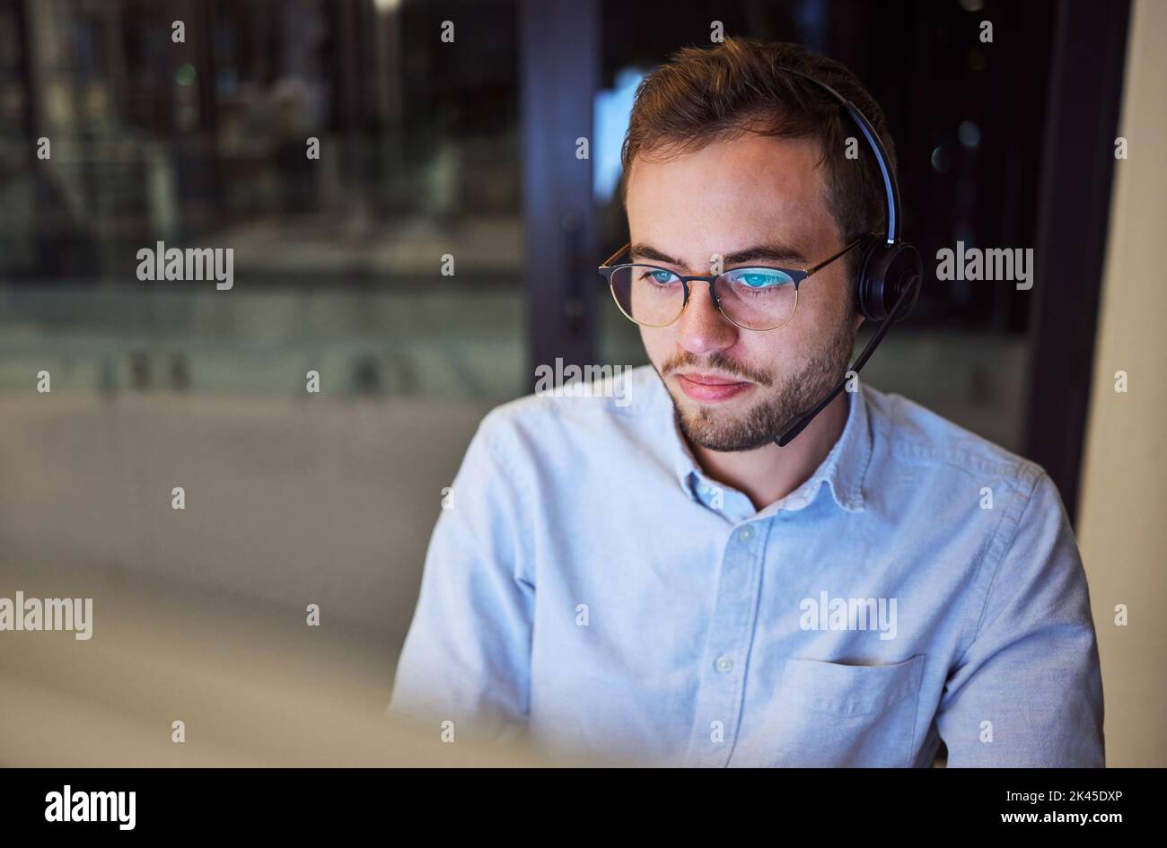 Homme, travail et crm avec réflexion sur les lunettes dans le bureau pour le télémarketing avec l'ordinateur au travail. Homme d'affaires, travail et service à la clientèle à Banque D'Images