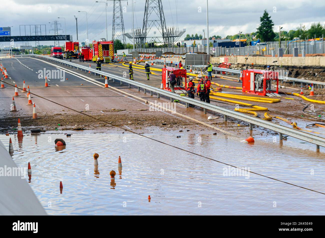 Service d'incendie et de sauvetage d'Irlande du Nord assistez à la scène d'un passage souterrain d'autoroute avec des inondations importantes dues à de fortes pluies et à une pompe défectueuse. Belfast, Irlande du Nord, Royaume-Uni, Royaume-Uni Banque D'Images