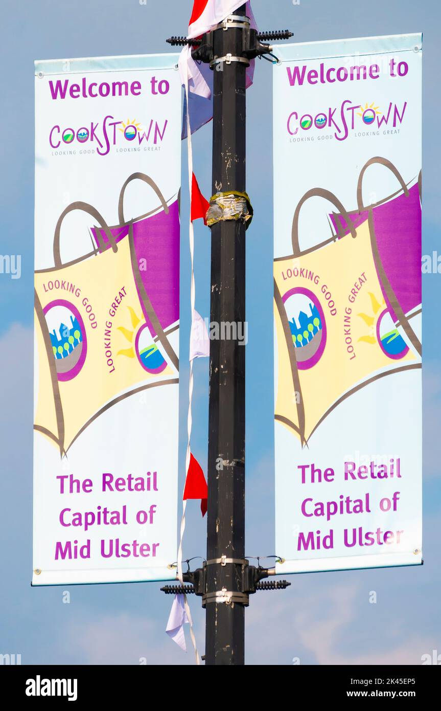 Signe sur un lampost annonçant Cookstown comme la capitale de la vente au détail de Mid Ulster en Irlande du Nord. Banque D'Images