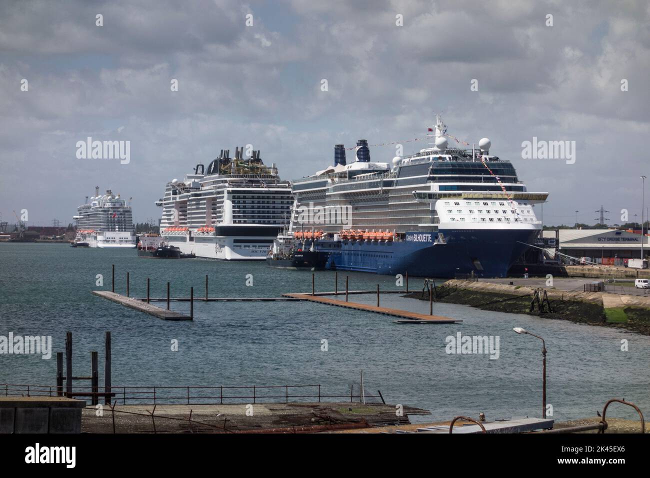 Bateau de croisière Celebrity Silhouette et bateau de croisière MSC Virtuosa au port de Southampton, Southampton, Royaume-Uni Banque D'Images