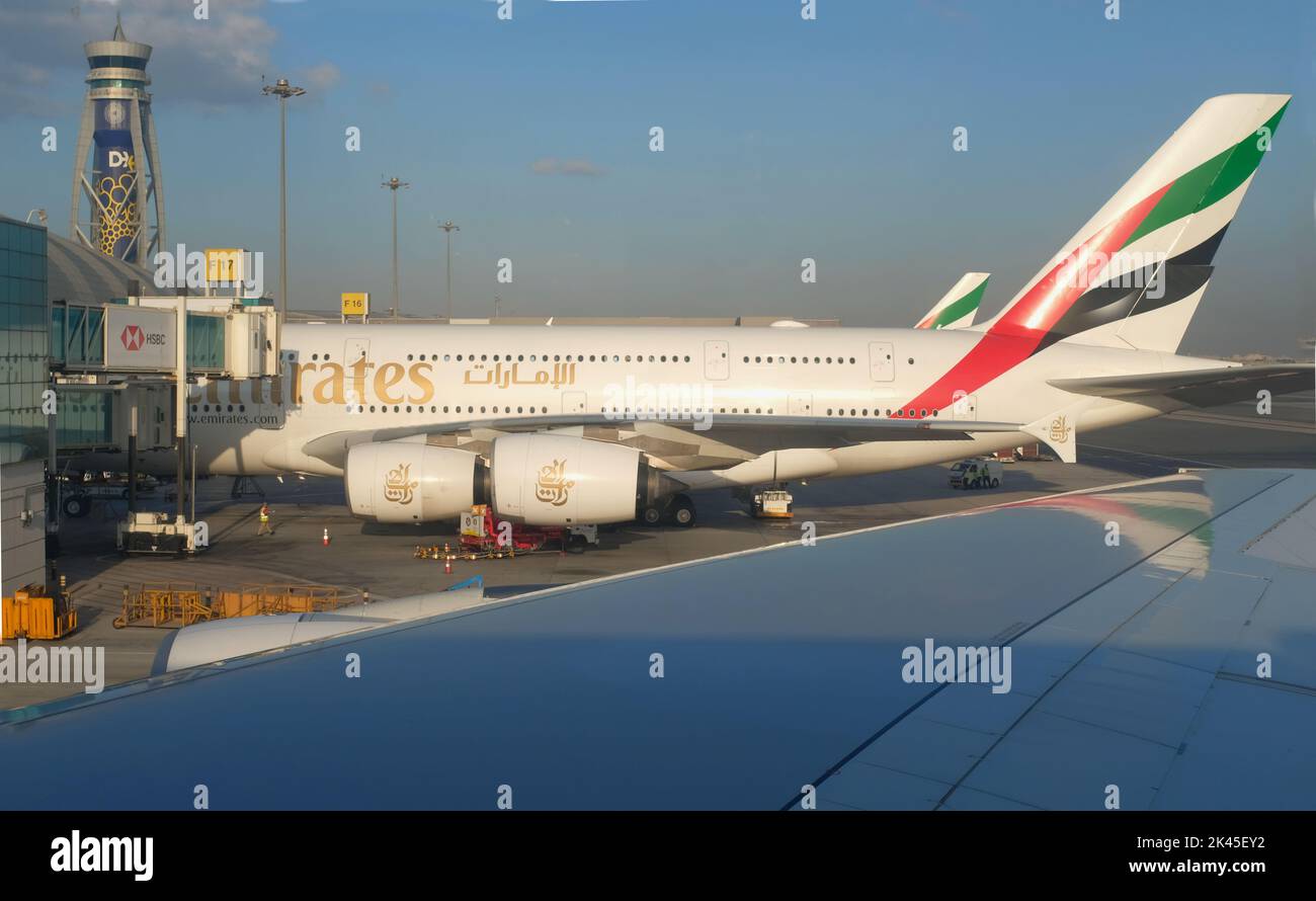Emirates avion sur la porte à l'aéroport de Dubaï Banque D'Images