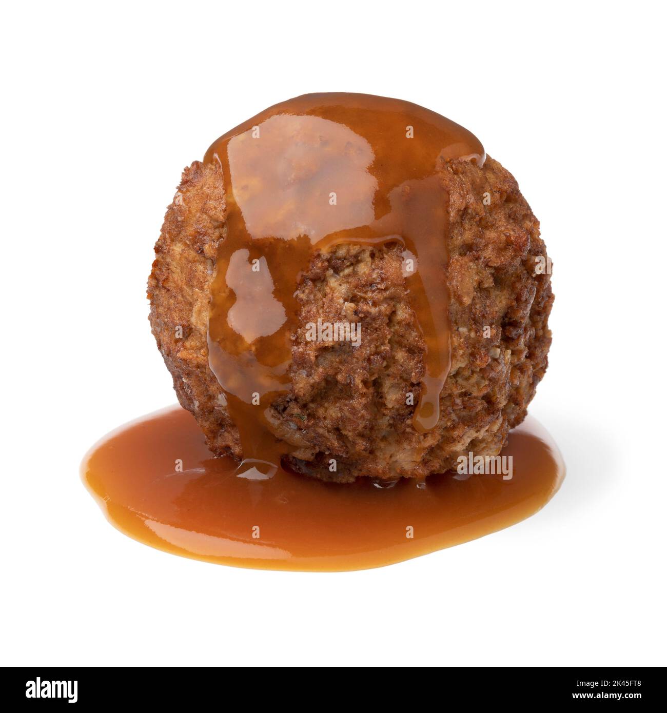 Meatball traditionnel hollandais cuit au four et sauce isolée sur fond blanc Banque D'Images