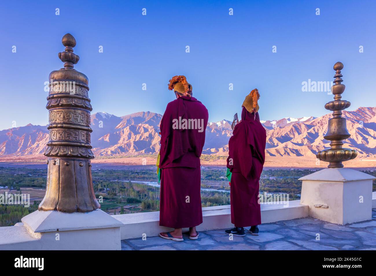 Moines bouddhistes soufflant des conques au monastère de Thikse (Thiksay Gompa), Ladakh, Inde Banque D'Images