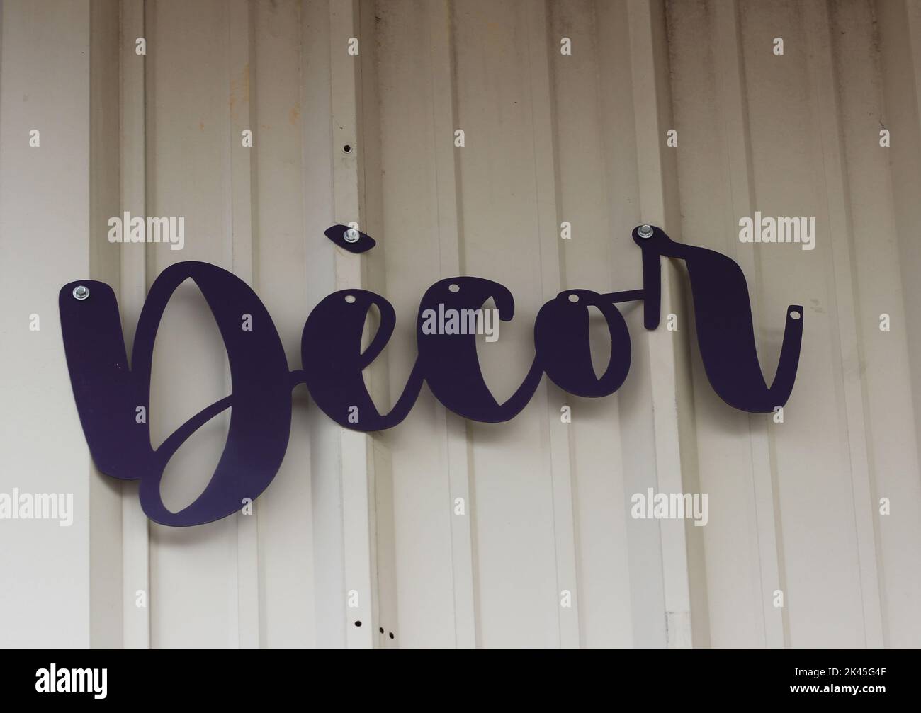 Panneau métallique vintage sur le mur extérieur des petites entreprises locales - décor Banque D'Images