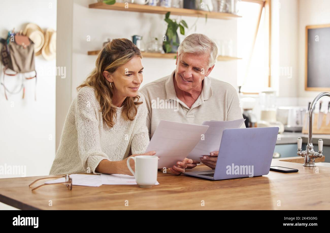Retraite, finances et couple avec budget sur ordinateur portable satisfait avec les dépenses de maison en Nouvelle-Zélande. Vérification des personnes âgées heureuses, positives et mariées Banque D'Images