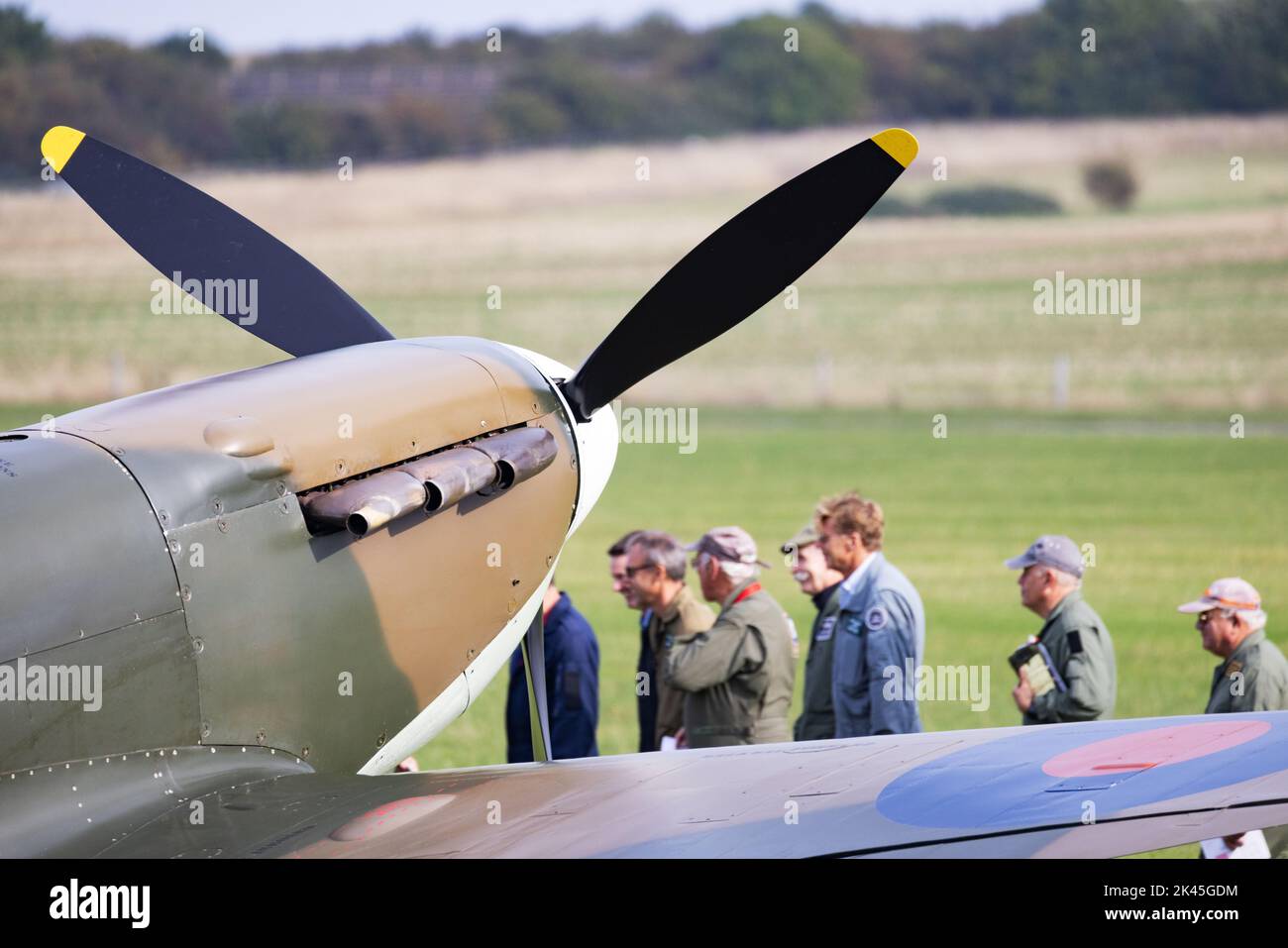 Des personnes qui marchent devant un avion spitfire WW2 d'époque ; l'Airshow de la bataille de Grande-Bretagne, Imperial War Museum Duxford UK, Banque D'Images