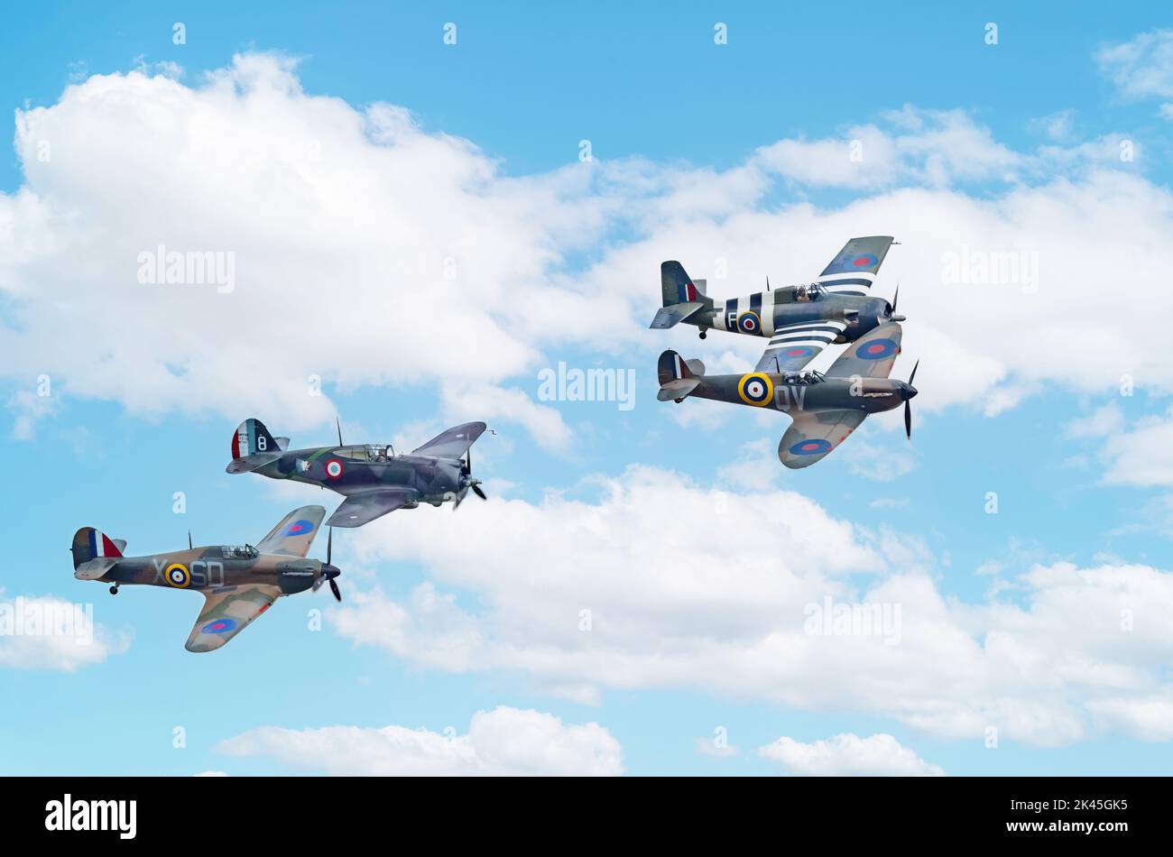 Groupe de quatre WW2 avions volant; de gauche, Hawker Hurricane MkI, Curtiss Hawk 75, Grumman FM-2 Wildcat, Et Spitfire Mk IA, Musée impérial de la guerre Banque D'Images