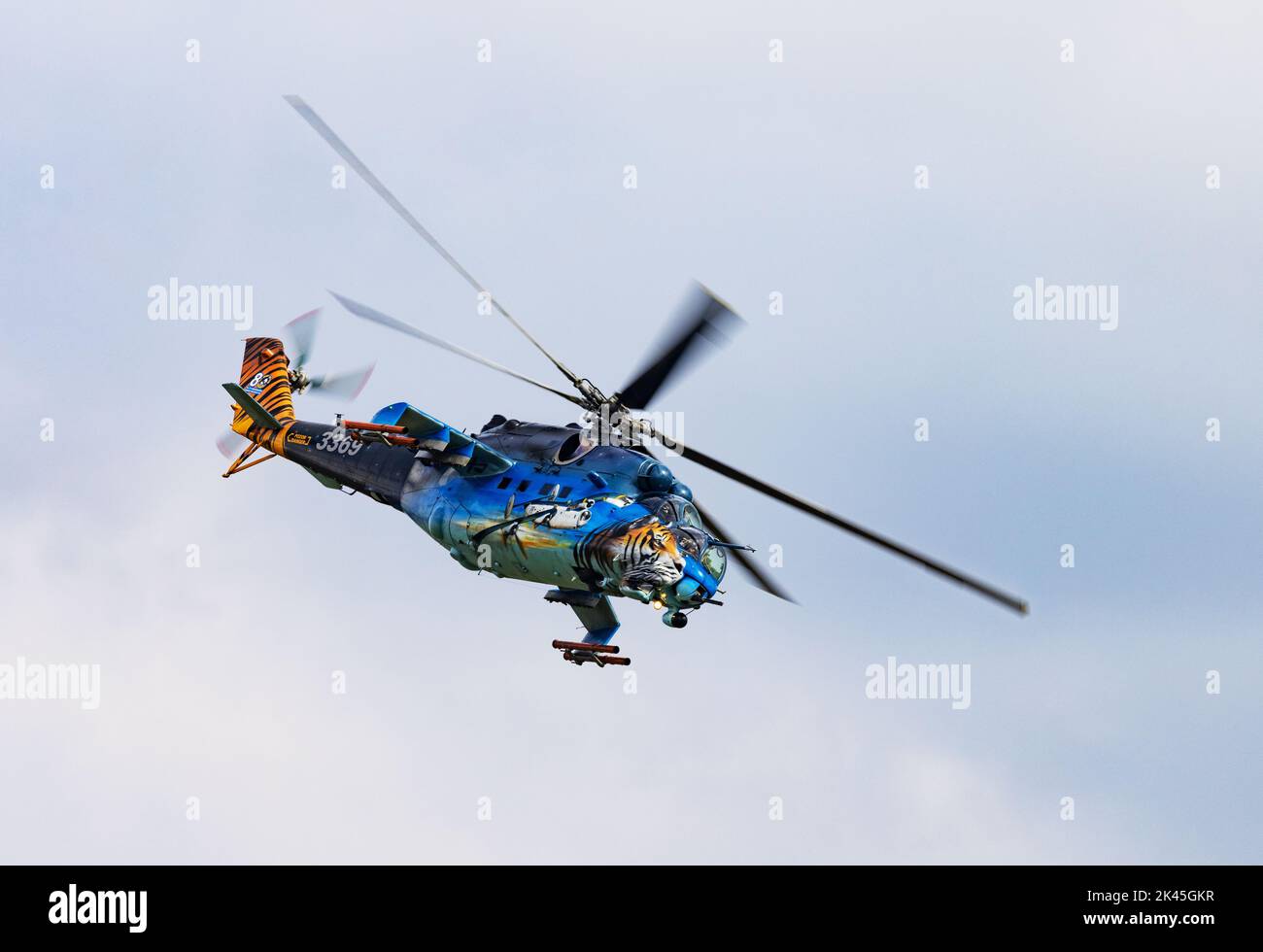 Modèle Hélicoptère Militaire Mi-24 Hind échelle 1/72 - 26.1x23.7 Cm, En Alliage Et Plastique, Décoration Collection