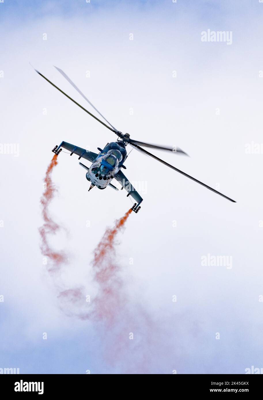 Airshow UK; un hélicoptère militaire; le Mil mi 24V/35 Hind, russe a fait l'hélicoptère d'attaque exposé; l'Imperial War Museum Duxford UK airshow Banque D'Images