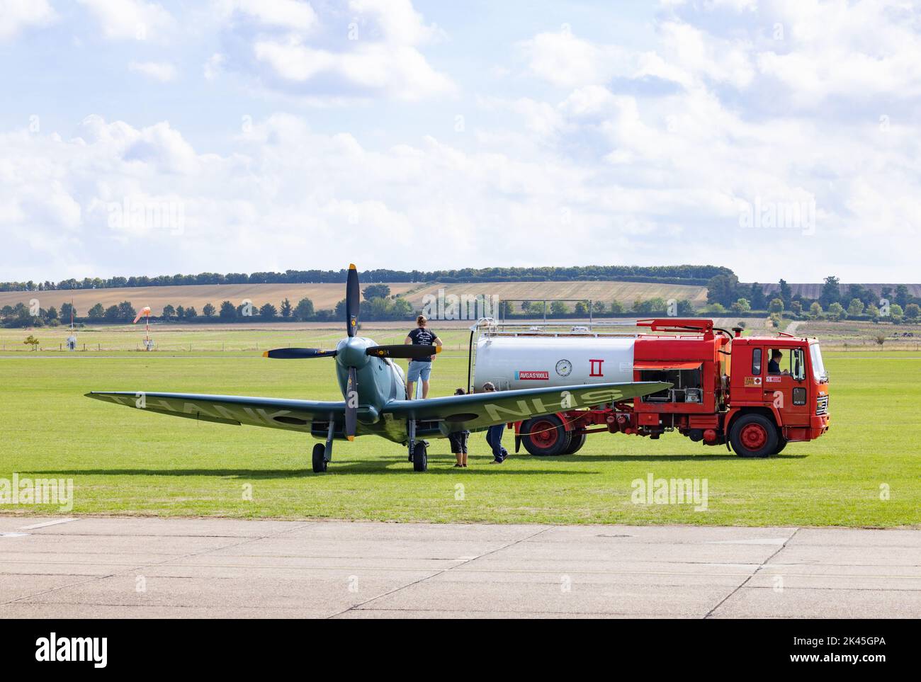 Avion de la Guerre mondiale 2 ; ravitaillement en carburant Spitfire sur le terrain, Imperial War Museum, Duxford Royaume-Uni Banque D'Images