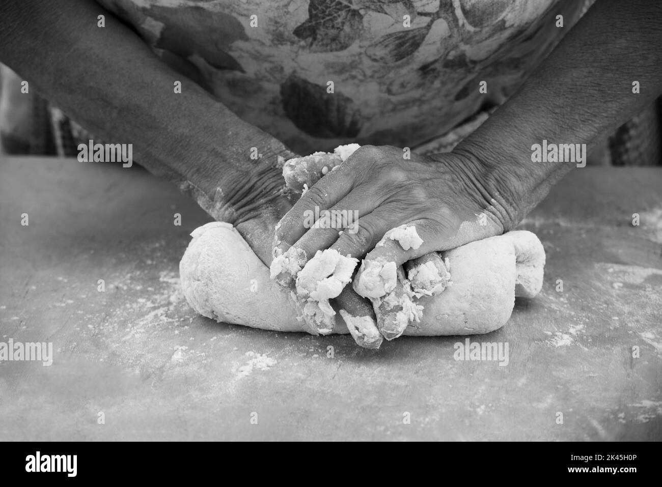 Les mains de la femme pétrir la pâte Banque D'Images