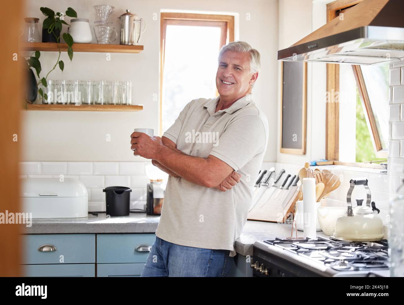 Heureux, café et retraite avec homme dans la cuisine le matin pour le petit déjeuner, la cuisine ou la santé. Détendez-vous, souriez et faites le régime avec un homme âgé à la maison Banque D'Images