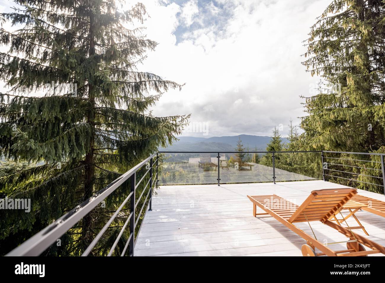 Terrasse spacieuse avec lits en bois sur la nature Banque D'Images
