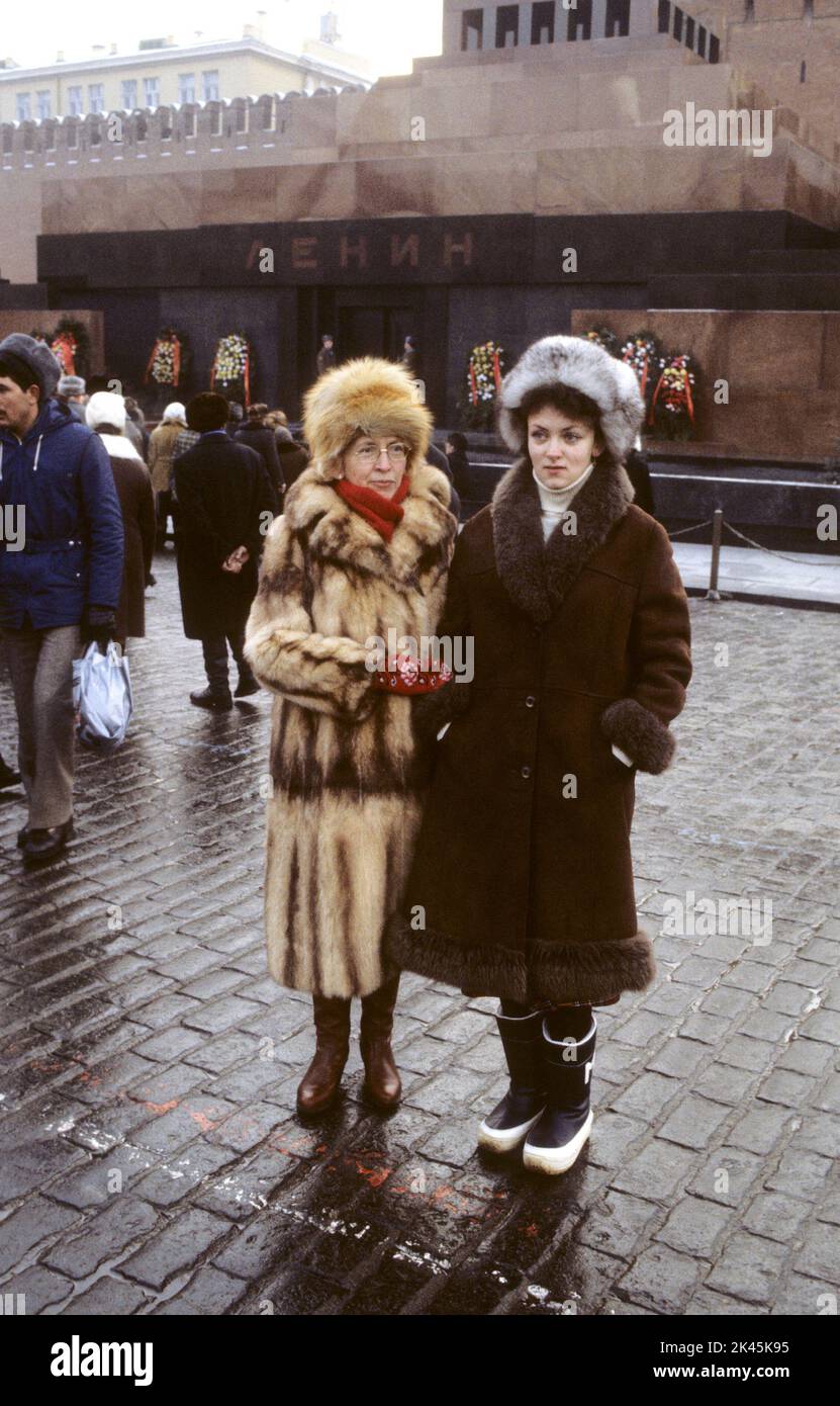 OLGA ULJANOV médecin soviétique avec sa fille Nadezhda devant le mausolée de son oncle Lénine sur la place Rouge à Moscou Banque D'Images
