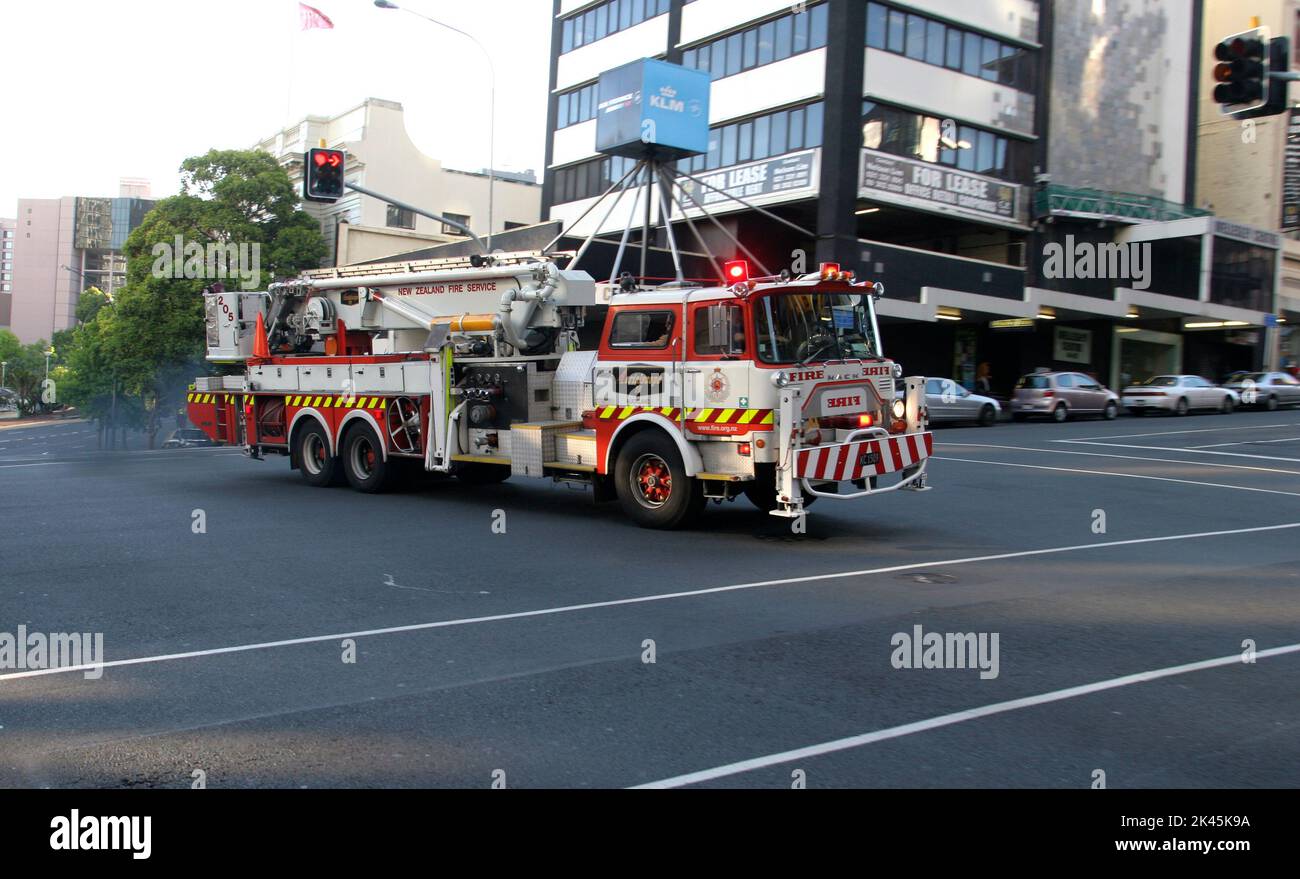 NOUVELLE-ZÉLANDE Auckland un des véhicules du service des incendies en route vers l'alarme Banque D'Images