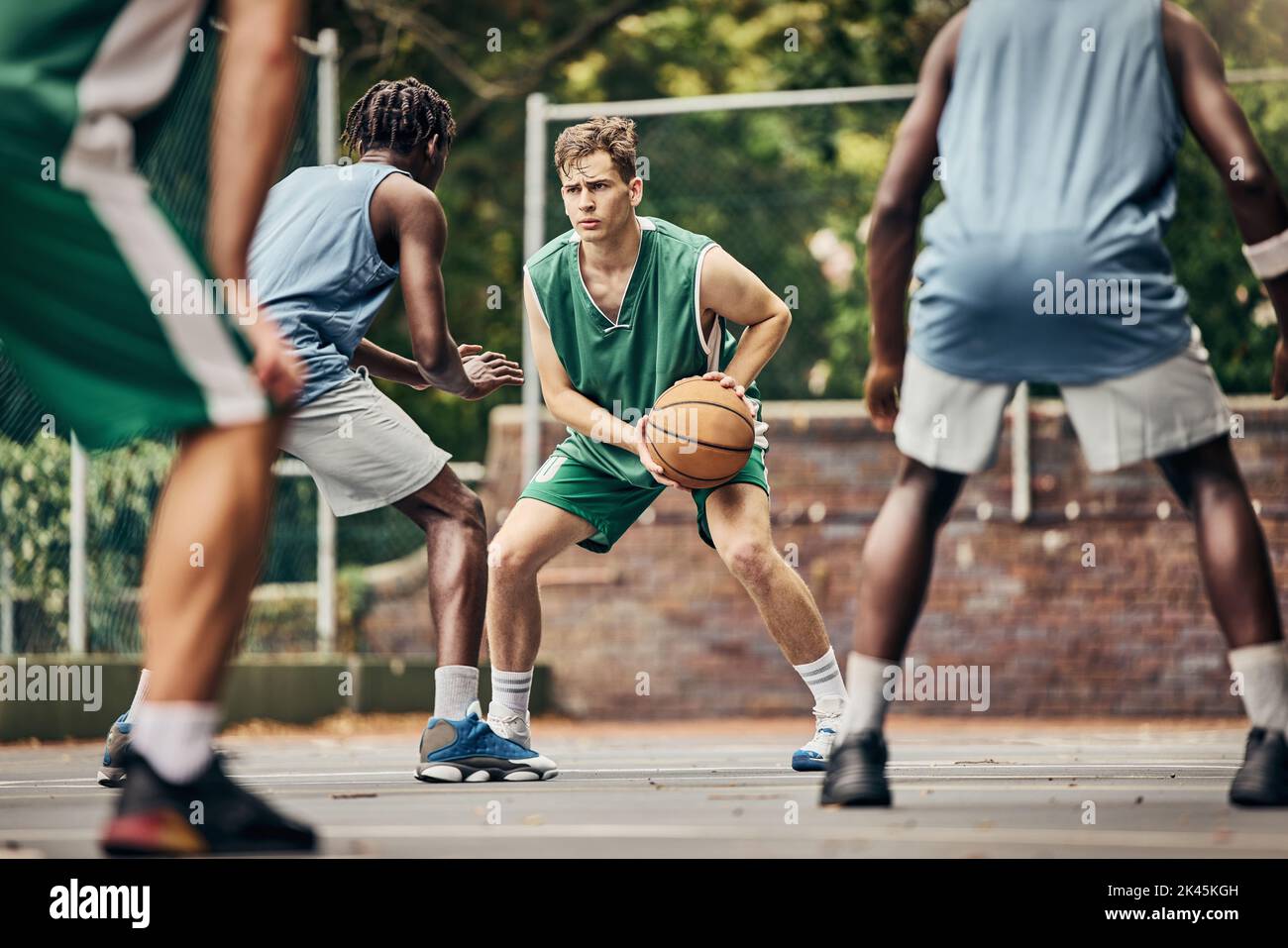 Basket-ball, sport d'équipe et compétition pour les athlètes masculins et les joueurs en entraînement ou en match professionnel sur un terrain de fitness extérieur. Diversité Banque D'Images