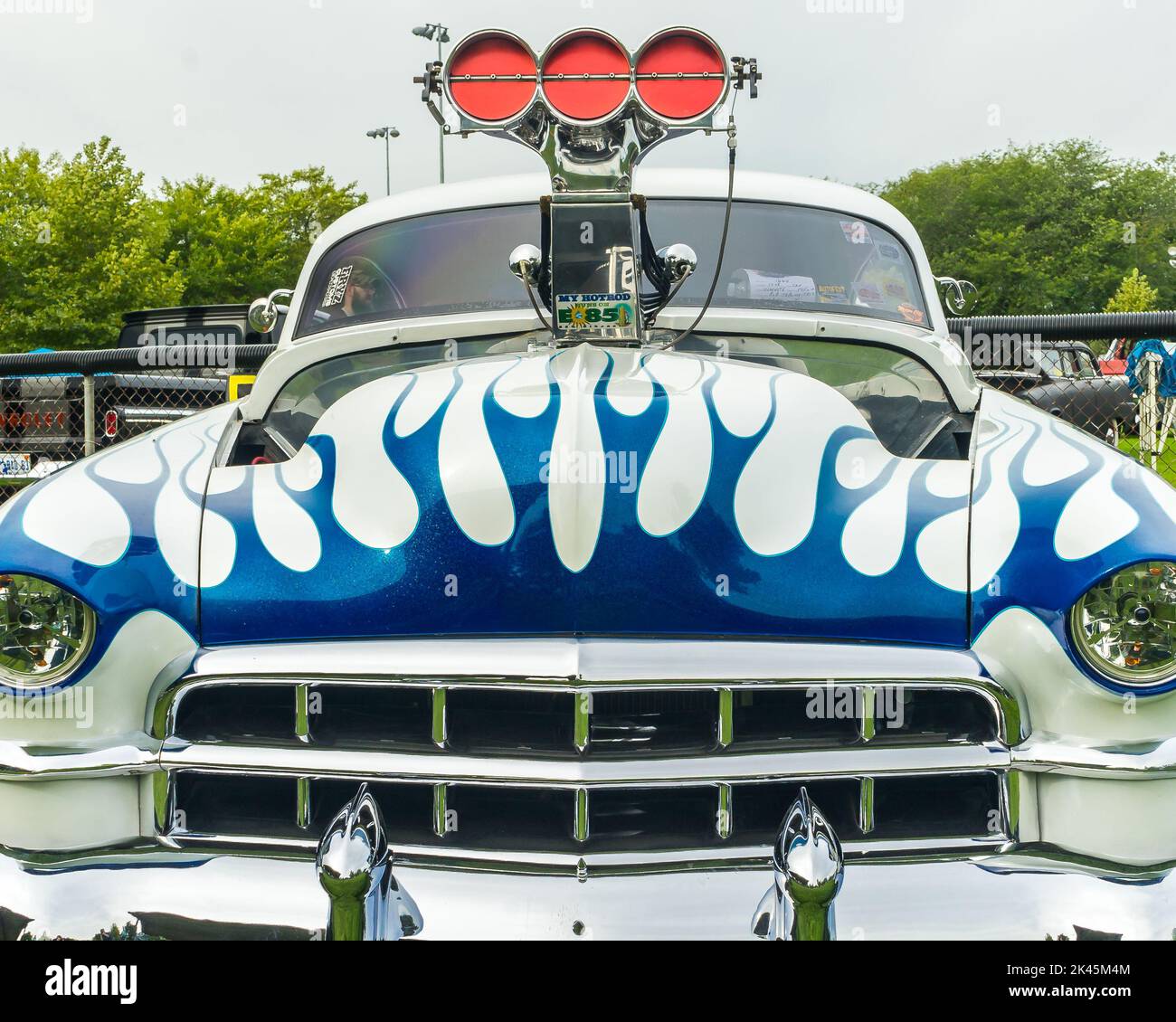 FRANKENMUTH, MI/États-Unis - 8 SEPTEMBRE 2018 : 'h-Boom Gone Wild', une voiture Sedanette 1948 Cadillac à flammes, Frankenmuth Auto Fest, Heritage Park. Banque D'Images