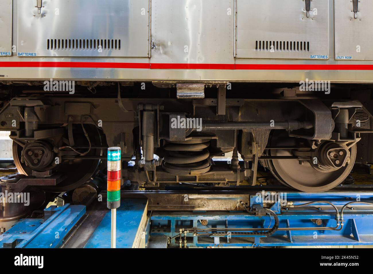 Un train, les roues et la partie basse d'un train sur rails. Banque D'Images