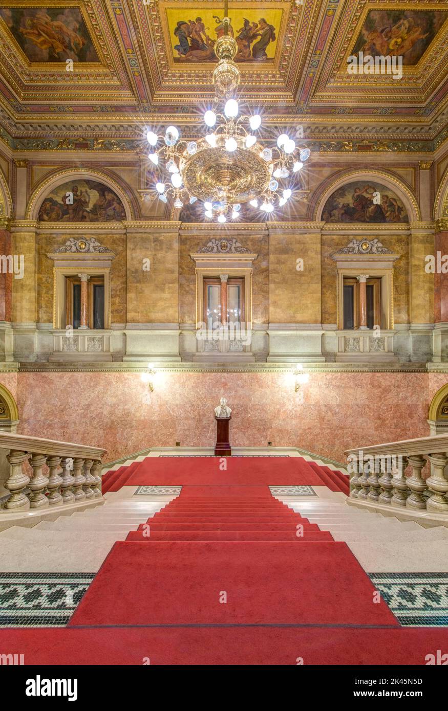 L'Opéra national hongrois, construit en 1880s, double escalier intérieur avec tapis rouge. Banque D'Images