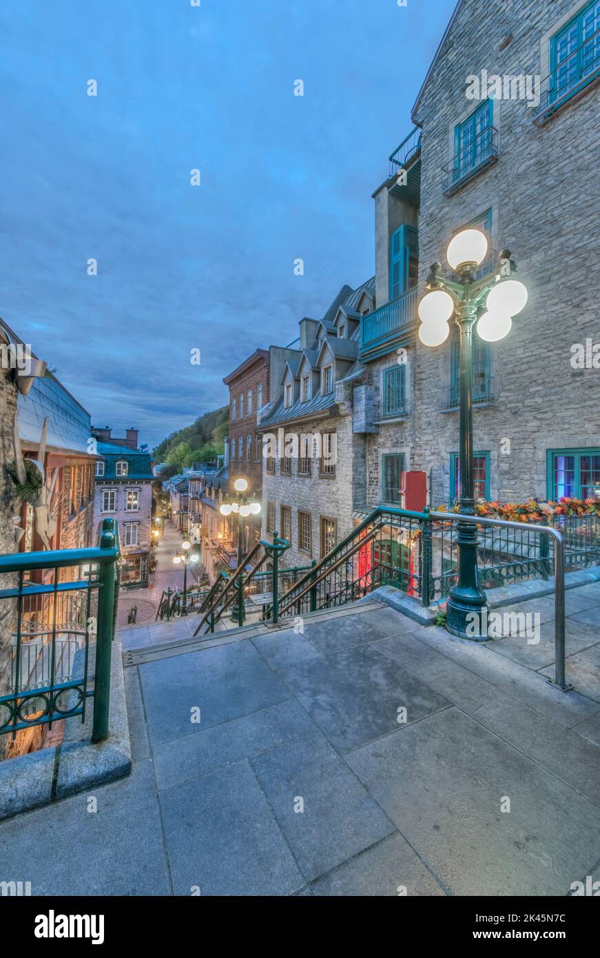 Ville de Québec, vieille ville de nuit, patrimoine de l'UNESCO, quartier petit Champlain, restaurants et cafés. Banque D'Images