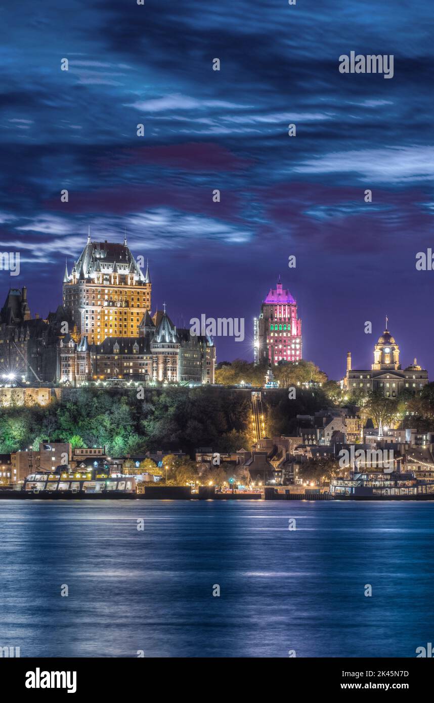 La ville de Québec, le Château Frontenac et les édifices de la ville ont vue de l'autre côté de la rivière St Lawrencen. Banque D'Images