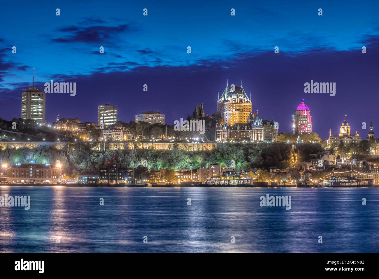 La ville de Québec, le Château Frontenac et les édifices de la ville ont vue de l'autre côté de la rivière St Lawrencen. Banque D'Images