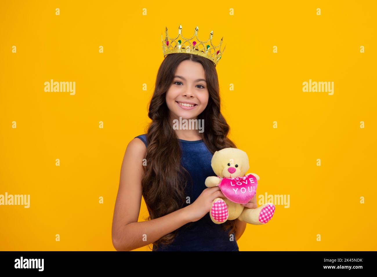 Anniversaire enfants fête de bal. Beauté adolescent fille queen porter couronne. Enfant dans la princesse diadem. Visage de fille heureux, émotions positives et souriantes. Banque D'Images