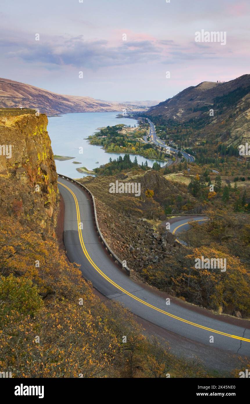 La Columbia River Highway depuis Rowena Crest, vue sur une route et un lac. Banque D'Images