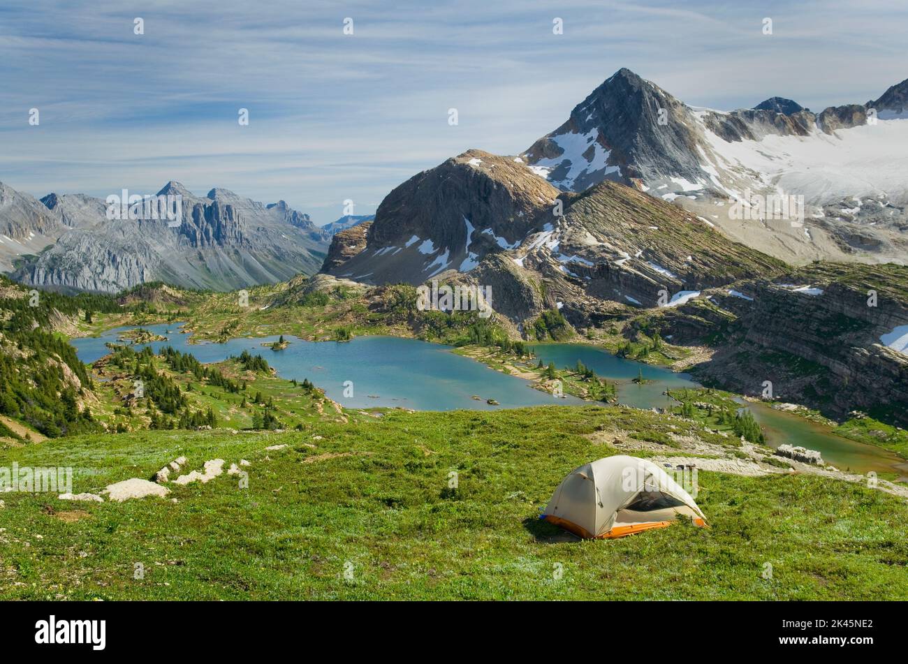 Camping au-dessus du bassin des lacs Limestone, le Mont Abruzzi est en arrière-plan, Banque D'Images