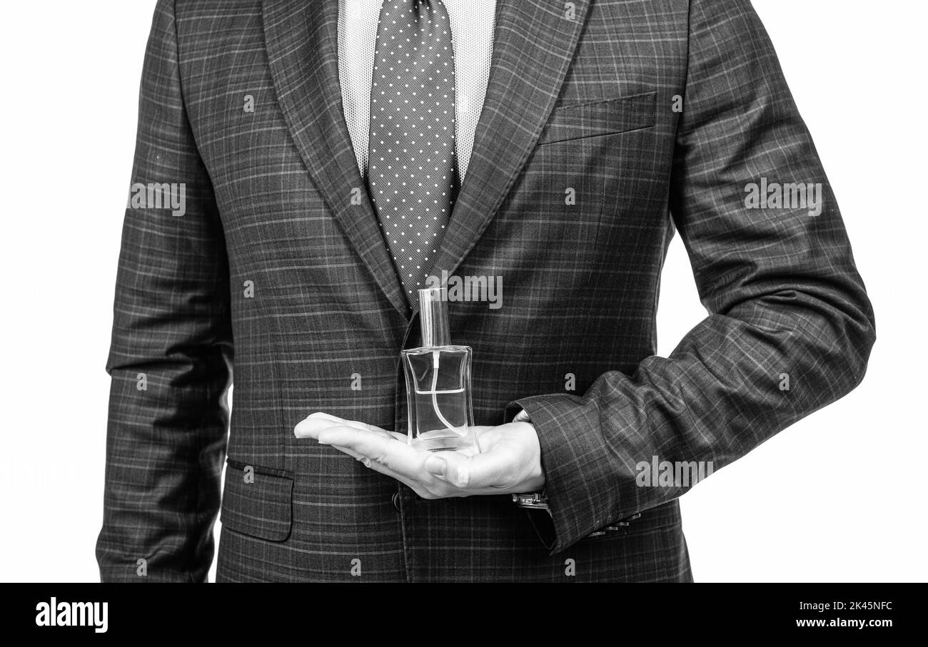 Homme d'affaires court vue tenir flacon de parfum dans la main ouverte isolé sur blanc, parfum Banque D'Images