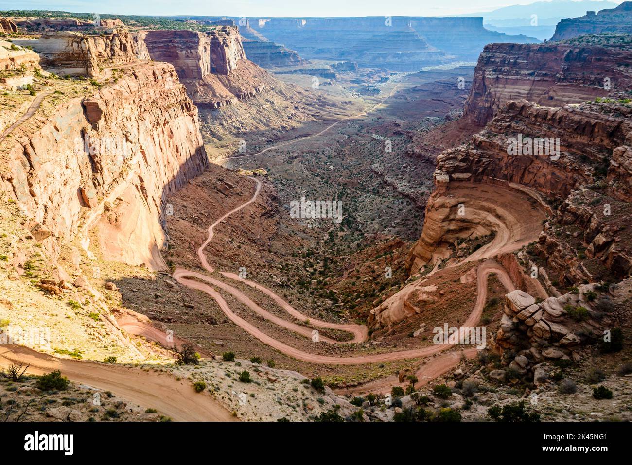 Parc national de Canyonlands, vue sur un chemin en zigzag depuis le fond du canyon jusqu'à la colline escarpée. Banque D'Images