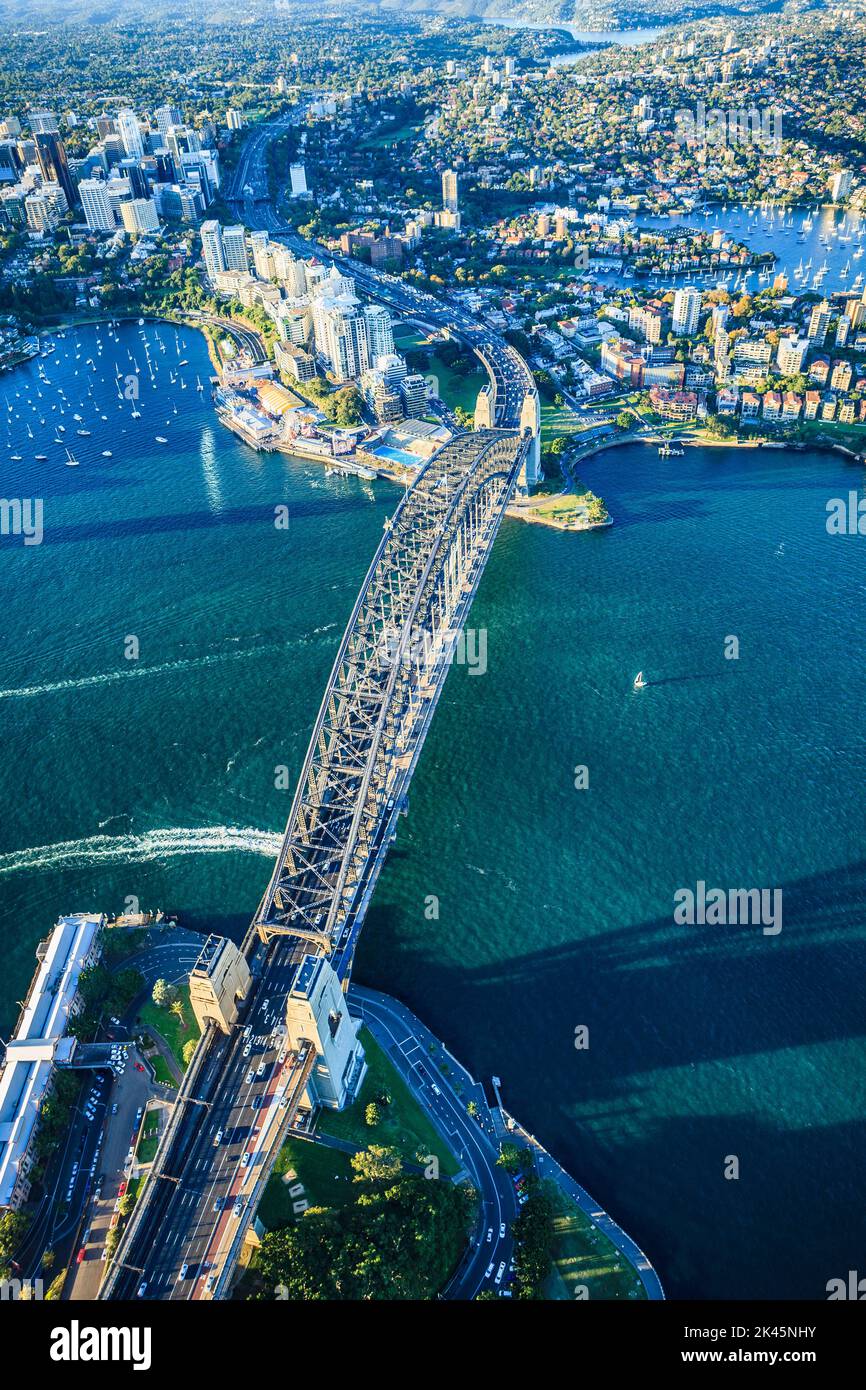 Vue depuis le dessus du pont du port de Sydney et de la ville de Sydney, du centre-ville et du front de mer. Banque D'Images