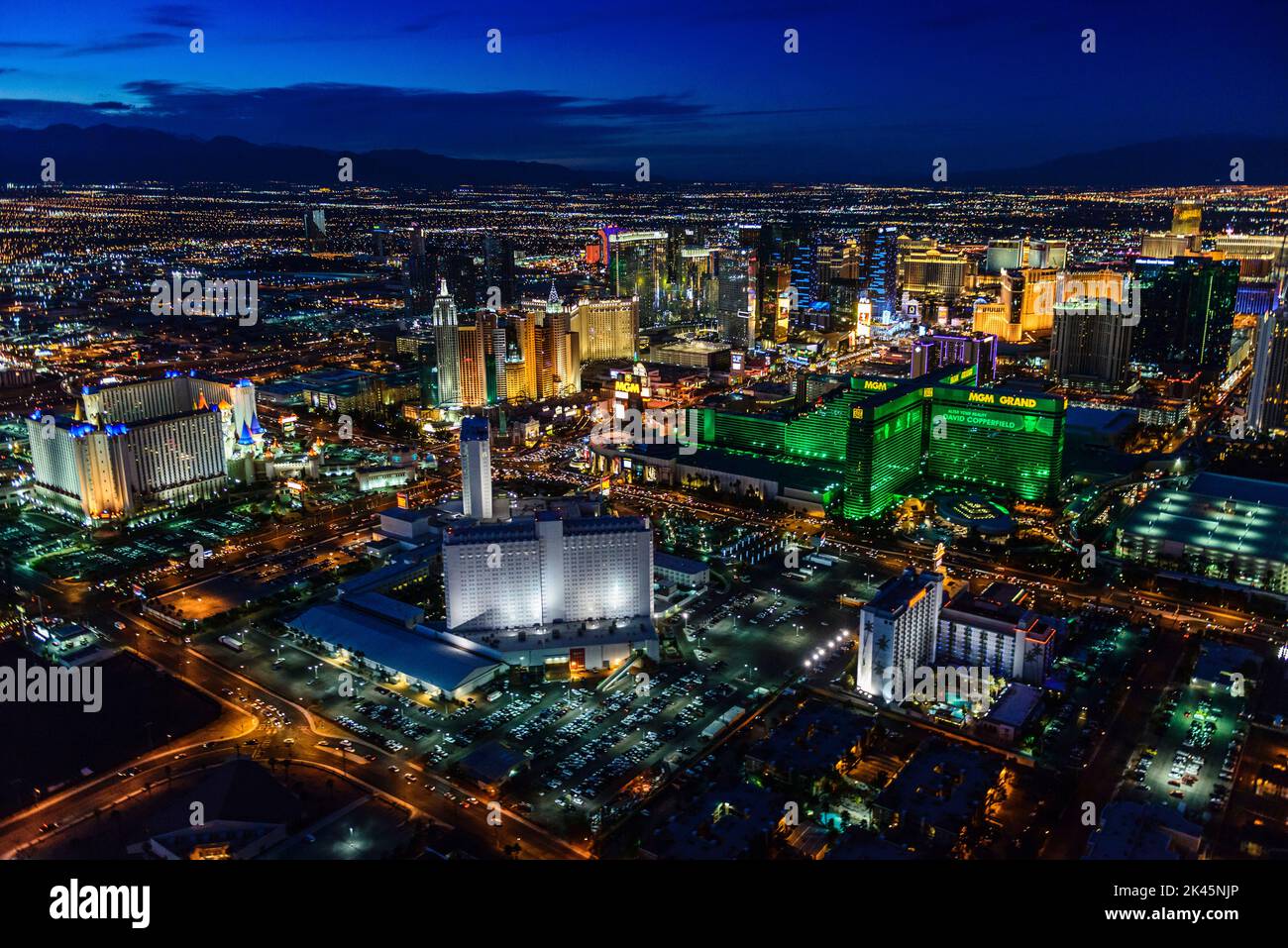 Vue aérienne de la ville de Las Vegas au crépuscule, lumières de la ville et grands bâtiments de la destination de voyage. Banque D'Images