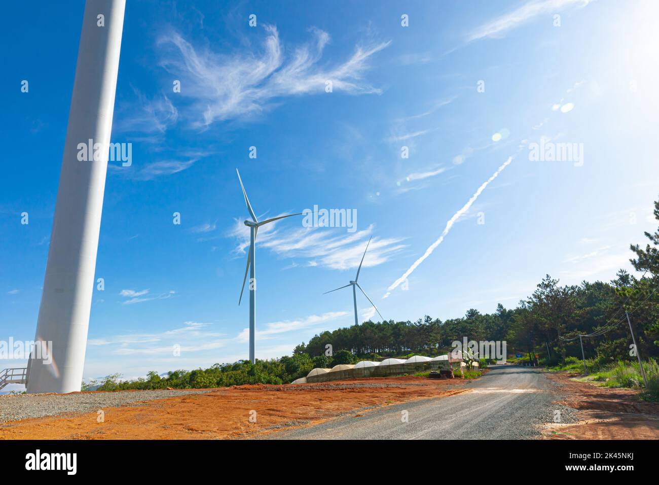 Éoliennes à énergie renouvelable, moulin à vent isolé sur le magnifique ciel bleu et sur les champs de thé de la ville de Da Lat, Lam Dong, Viet Nam Banque D'Images