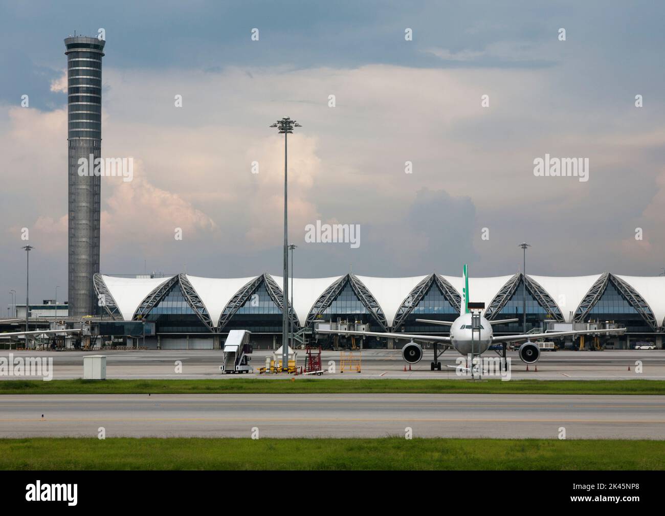Vue sur un terminal d'aéroport moderne à Bangkok, une grande tour et un avion. Banque D'Images