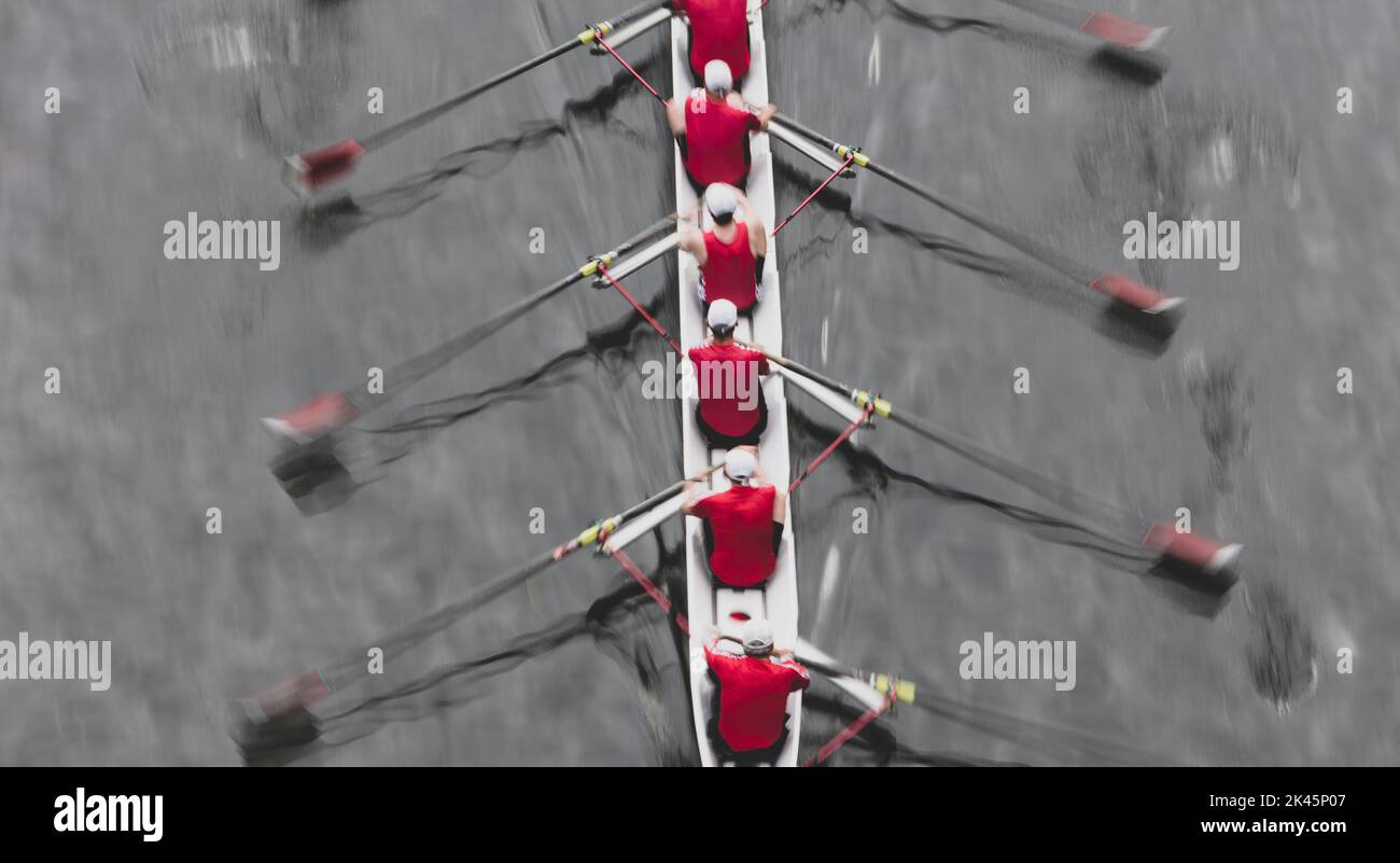 Vue aérienne d'une équipe en train d'aviron dans un bateau de course octuple, rameurs, flou de mouvement. Banque D'Images