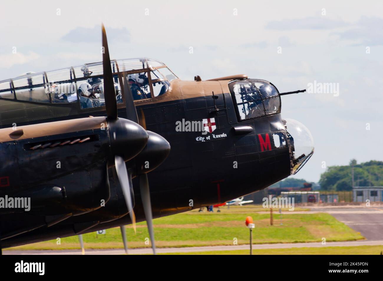 Gros plan de l'équipage dans le Battle of Britain Memorial Flight, BBMF, Avro Lancaster « City of Lincoln », PA474. RAF Waddington Air Show, 2005. Waddington, Lincolnshire, Angleterre. Banque D'Images