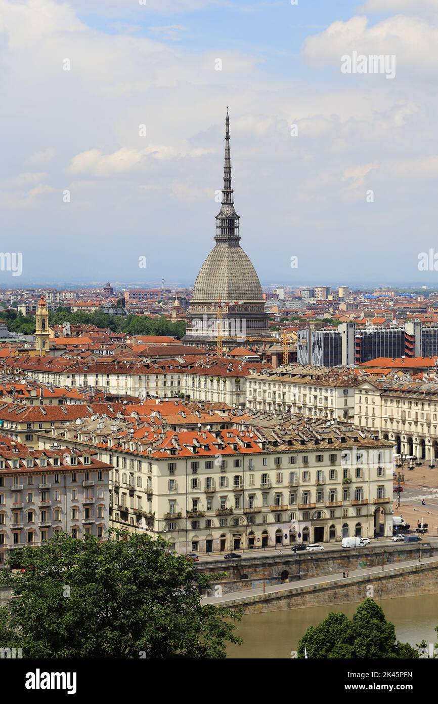 TURIN, ITALIE - 16 MAI 2018 : il s'agit d'une vue aérienne de la Tour de Mole Anonelliana, symbole de la ville. Banque D'Images