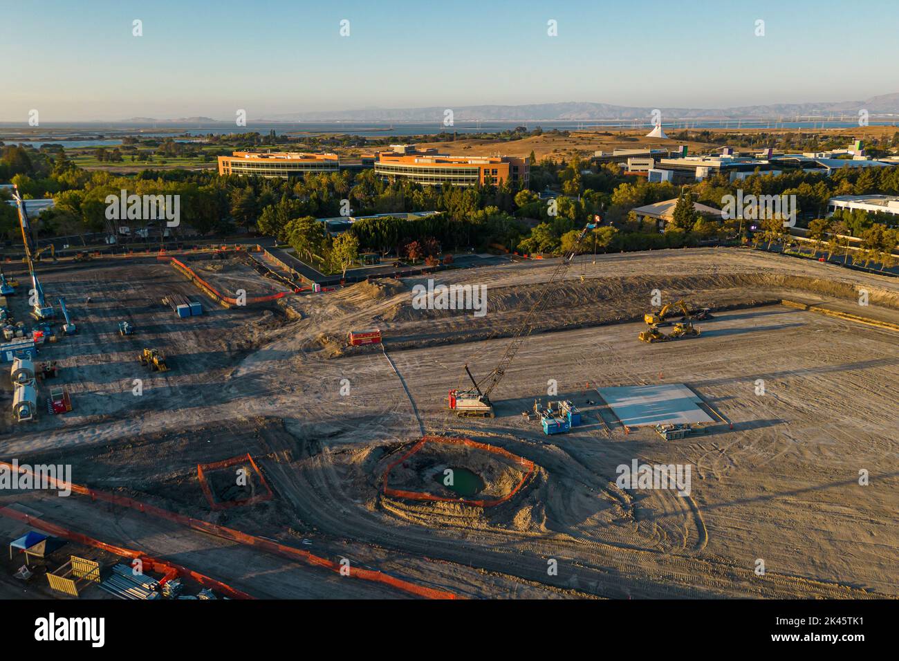 Mountain View, CA, Etats-Unis - 29 août 2022: Siège de Google dans le campus principal de Googleplex dans la Silicon Valley avec terrain de construction pour son expansion Banque D'Images