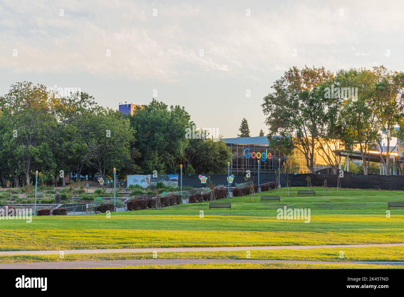 MOUNTAIN VIEW, CA, USA - 29 SEPTEMBRE 2022: Le signe Google est vu à Googleplex, le siège social de Google et de ses parents Banque D'Images