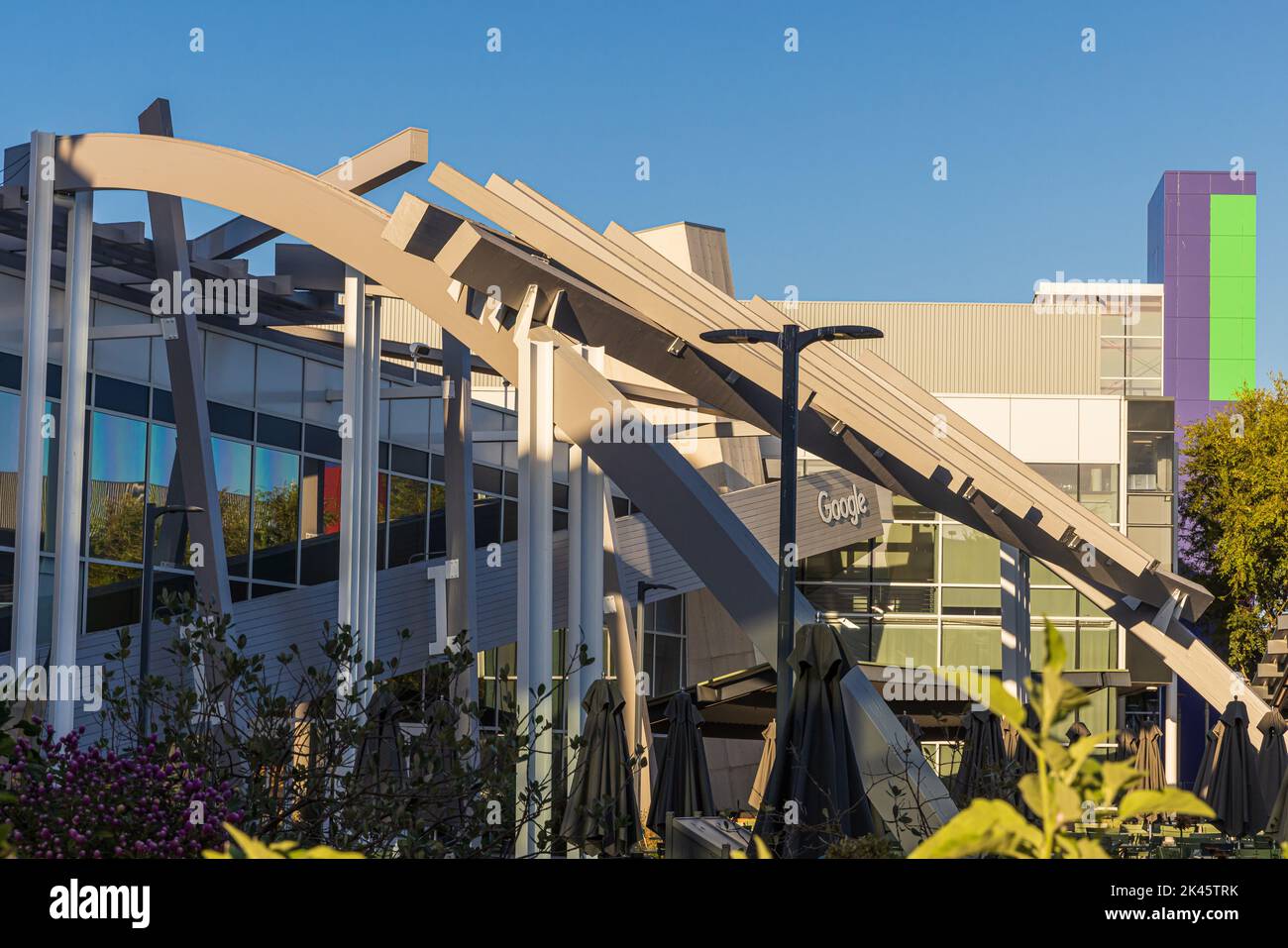 MOUNTAIN VIEW, CA, USA - 29 SEPTEMBRE 2022: Le signe Google est vu à Googleplex, le siège social de Google et de ses parents Banque D'Images
