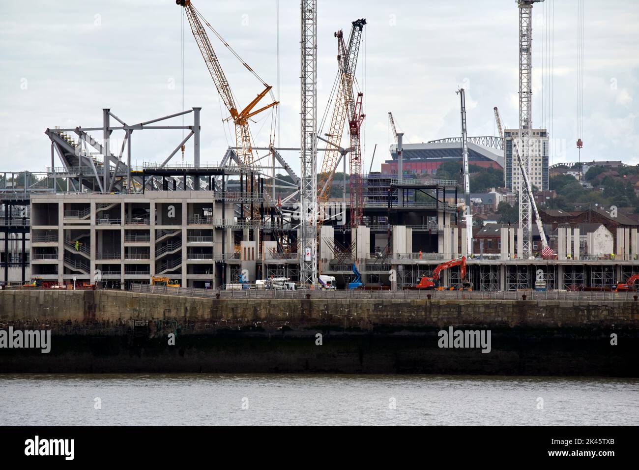 Travaux de construction en cours au nouveau terrain d'Everton FCS à bramley-moore dock liverpool uk avec liverpool fc anfield stand principal en arrière-plan Banque D'Images