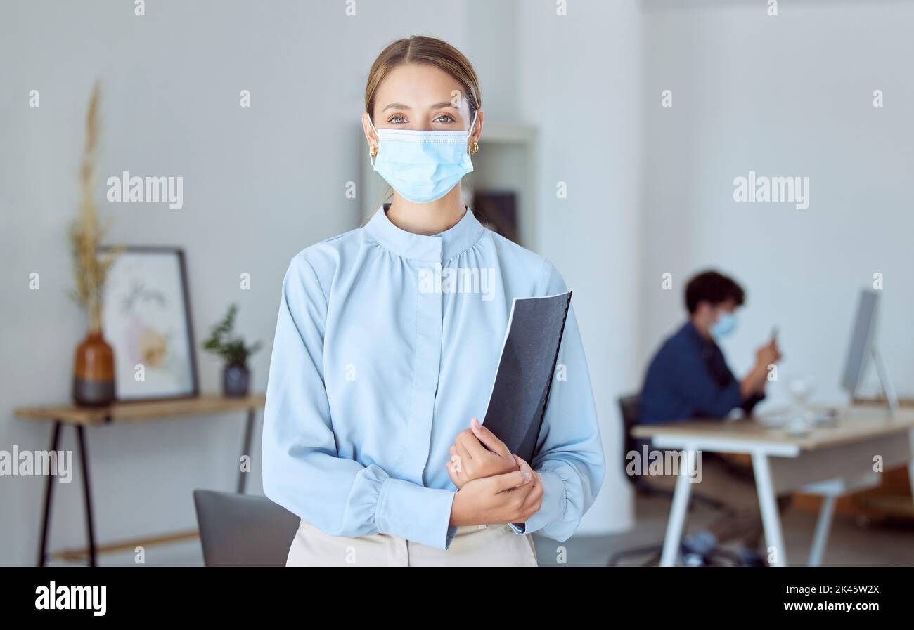 Covid affaires femme, portrait et masque règle pour la sécurité du personnel, les soins de santé et le risque de virus corona dans l'agence de démarrage. Femme directrice, entrepreneur Banque D'Images