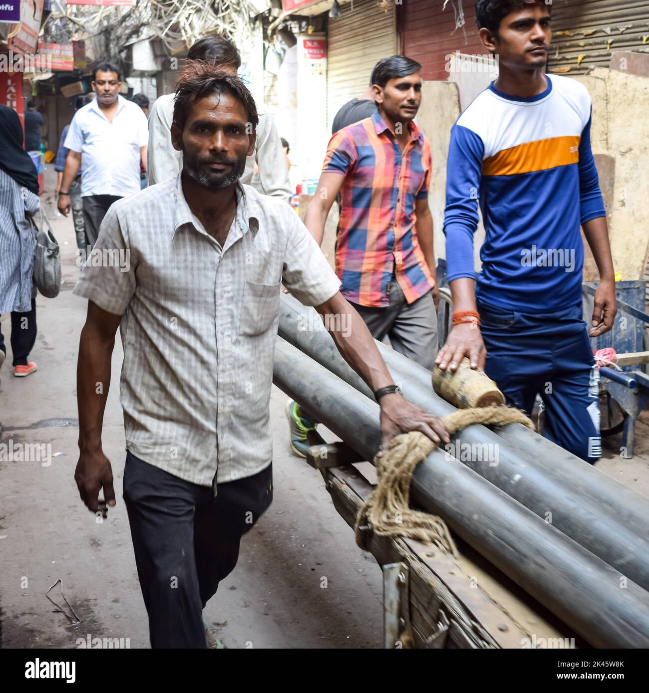 Old Delhi, Inde, 15 avril 2022 - Groupe non identifié d'hommes marchant dans les rues de la vieille Delhi, photographie de rue du marché de Chandni Chowk de la vieille Delhi Banque D'Images