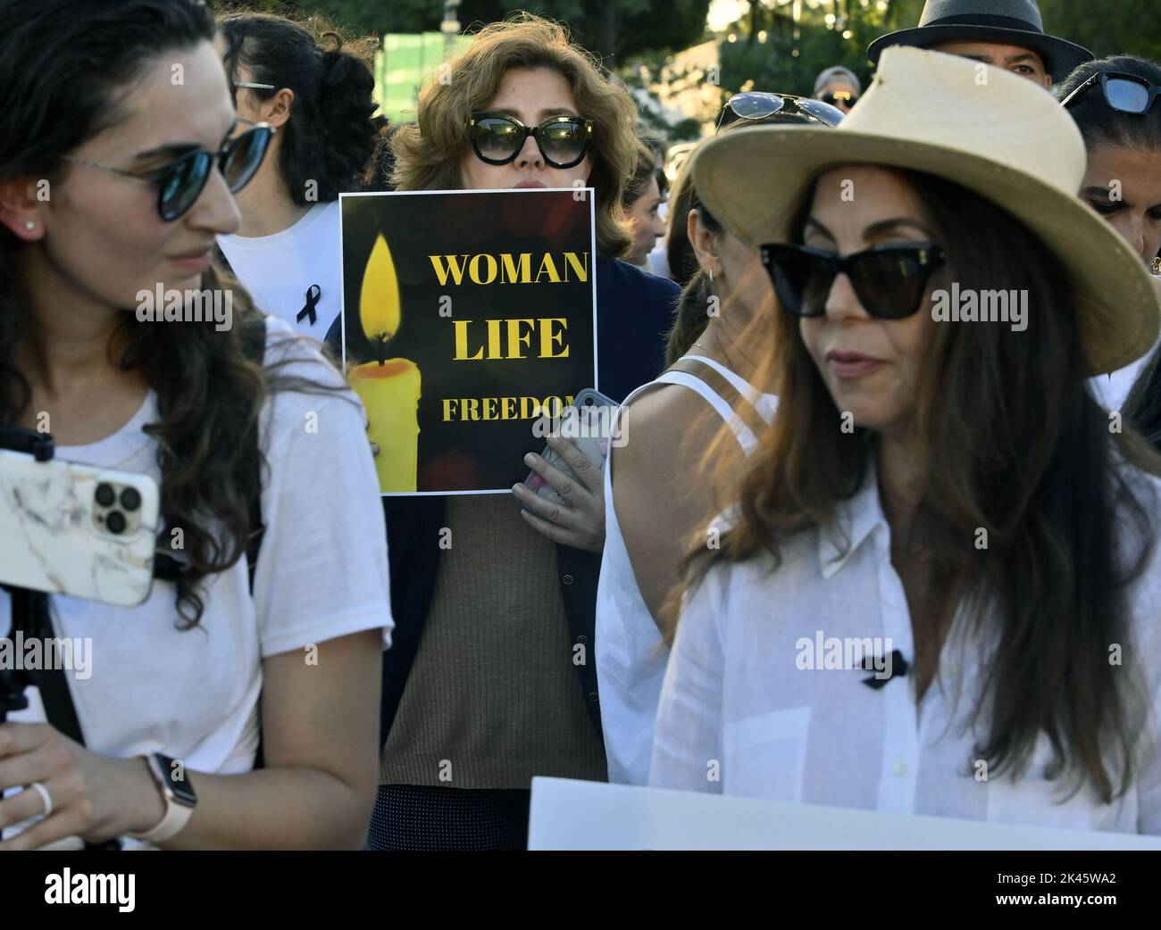 West Hollywood, États-Unis. 29th septembre 2022. Des centaines de personnes se rassemblent jeudi à 29 septembre 2022 pour la veillée aux chandelles de la Fondation iranienne des femmes américaines pour Mahsa Amini au parc West Hollywood à West Hollywood, Californie. Vendredi, le gouvernement iranien a bloqué l'accès à Internet et aux applications de messagerie dans une répression plus profonde contre les manifestations déclenchées par la mort de Mahsa Amini, une jeune femme qui avait été détenue par la police de moralité. Photo de Jim Ruymen/UPI crédit: UPI/Alay Live News Banque D'Images