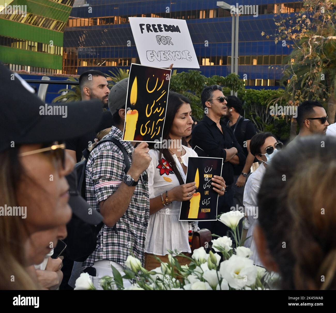 West Hollywood, États-Unis. 29th septembre 2022. Des centaines de personnes se rassemblent jeudi à 29 septembre 2022 pour la veillée aux chandelles de la Fondation iranienne des femmes américaines pour Mahsa Amini au parc West Hollywood à West Hollywood, Californie. Vendredi, le gouvernement iranien a bloqué l'accès à Internet et aux applications de messagerie dans une répression plus profonde contre les manifestations déclenchées par la mort de Mahsa Amini, une jeune femme qui avait été détenue par la police de moralité. Photo de Jim Ruymen/UPI crédit: UPI/Alay Live News Banque D'Images
