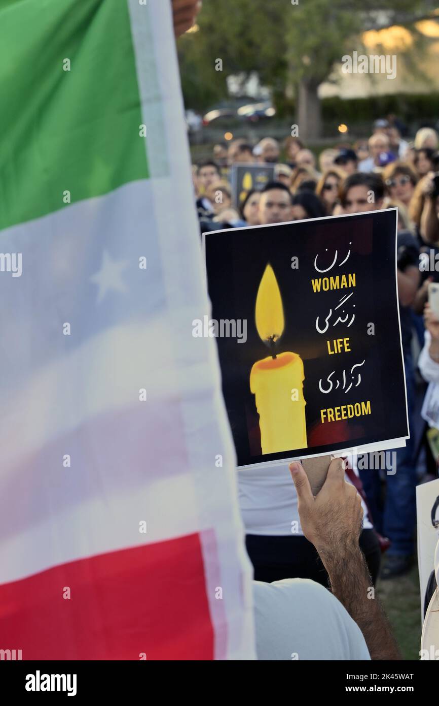 West Hollywood, États-Unis. 29th septembre 2022. Des centaines de personnes se rassemblent jeudi à 29 septembre 2022 pour la veillée aux chandelles de la Fondation iranienne des femmes américaines pour Mahsa Amini au parc West Hollywood à West Hollywood, Californie. Vendredi, le gouvernement iranien a bloqué l'accès à Internet et aux applications de messagerie dans une répression plus profonde contre les manifestations déclenchées par la mort de Mahsa Amini, une jeune femme qui avait été détenue par la police de moralité. Photo de Jim Ruymen/UPI crédit: UPI/Alay Live News Banque D'Images