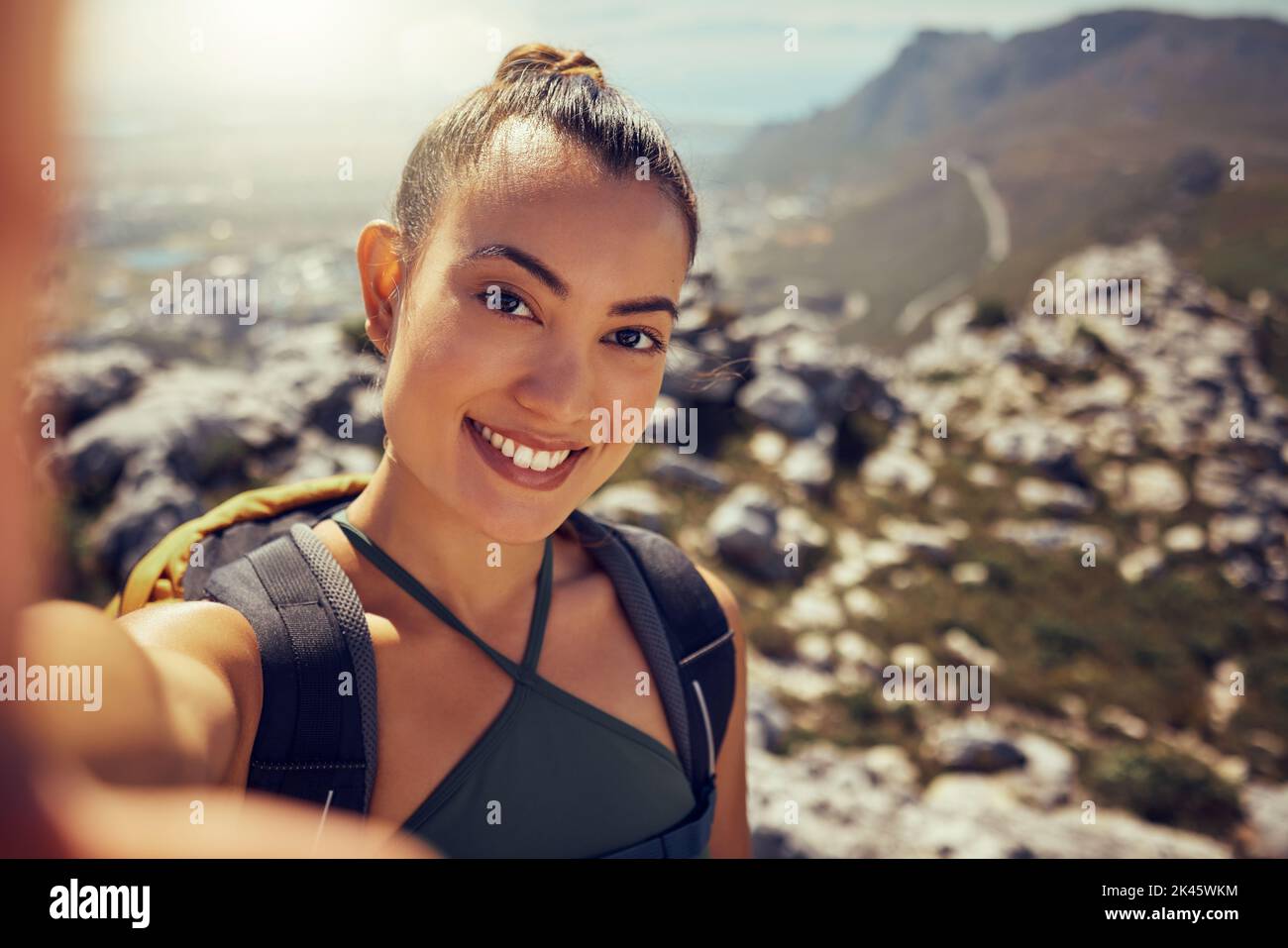 Portrait, heureuse et femme randonnée avec un selfie dans la nature sur une montagne pendant l'été. Visage, fitness et exercice latino femme ou touriste sourire pendant Banque D'Images