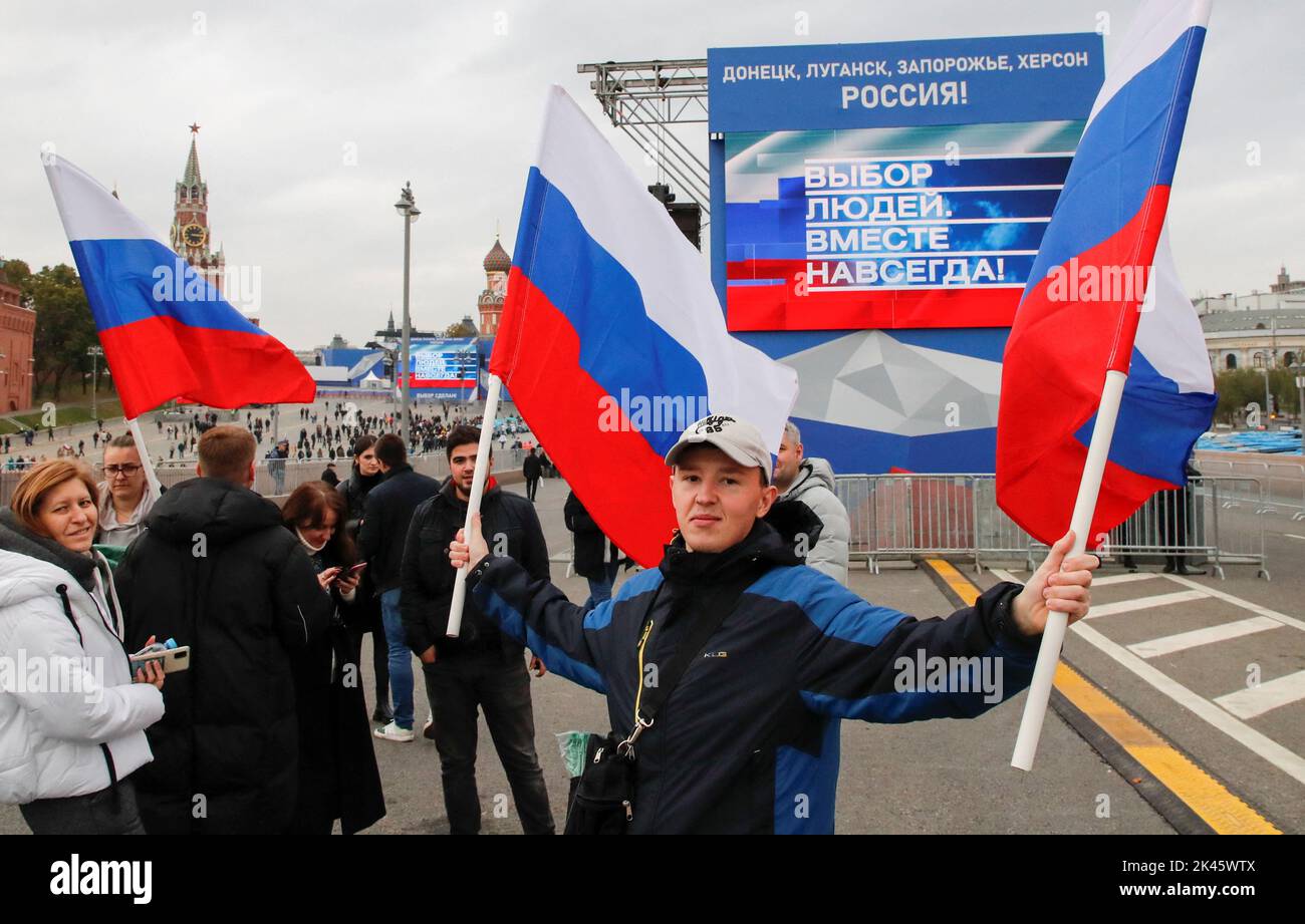 Les gens se rassemblent devant les écrans situés près du Kremlin et de la place Rouge avant la diffusion en direct d'une cérémonie pour déclarer l'annexion des territoires sous contrôle russe de quatre régions ukrainiennes de Donetsk, Luhansk, Kherson et Zaporizhzjhia, Après avoir tenu ce que les autorités russes ont appelé des référendums dans les zones occupées de l'Ukraine qui ont été condamnés par Kiev et les gouvernements du monde entier, dans le centre de Moscou, en Russie, en 30 septembre 2022. PHOTOGRAPHE REUTERS/REUTERS Banque D'Images